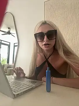 hattiexox (F young) - full strip teasde and toy fuck