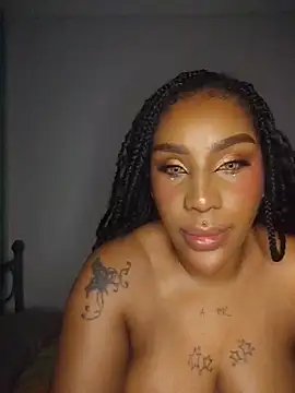 queen_amara (F milf) - tit + saliva