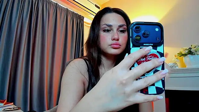 avalonwest (F young) - naked pussy play