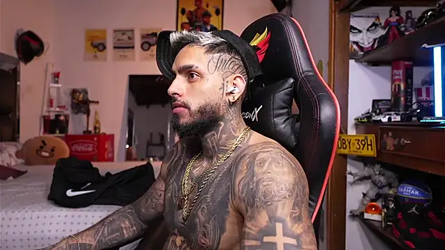 Live sex cam of logan_hugh8