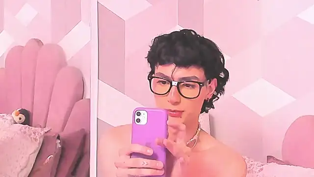 kyliemonnett (M young) - So sexy, be hard and horny.💜