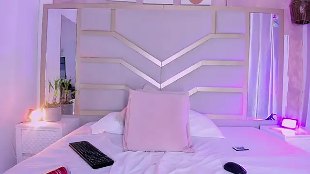 Emily-Cruz -  slim cam model