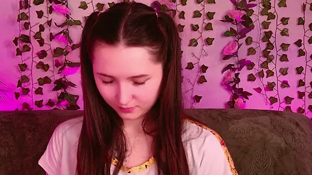 tiny_bunnyx (F teen) - Twerk in front of your face