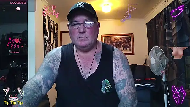 kinkyblueyes69 (M mature) - BEND OVER FLASH ARSE