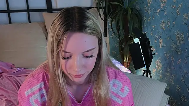 katt__y (F teen) - hand bra