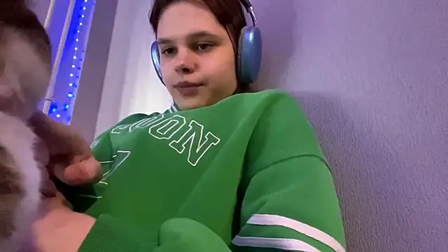 iam_eshly (F teen) - show skyces on teeth  !