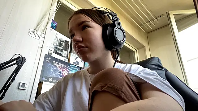 FewerCadre webcam stripchat model stream image