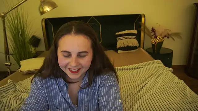 mikafoxy - MikaFoxy's free webcam - UK Sex Cams
