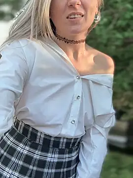 crazy-rosa (F young) - Naked fuck dildo in the park
