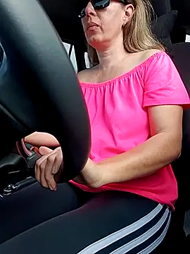uber_babe (F milf) - Flash panties outside