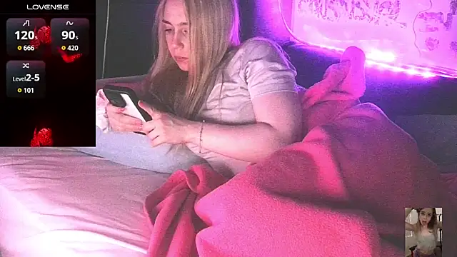 Blondiewithanass webcam