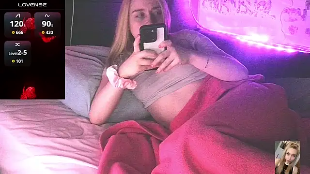 Blondiewithanass webcam