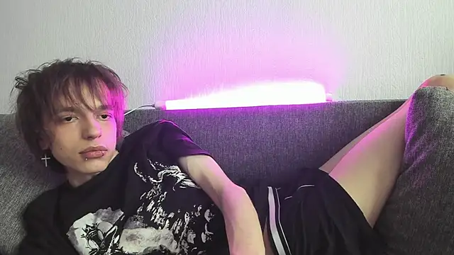 nolan_sagee (M twink) - show dick up close