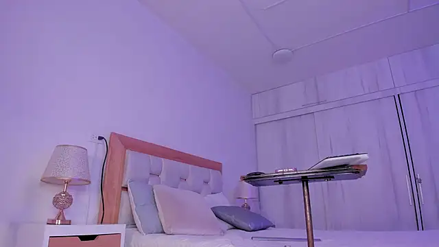 mia_hank