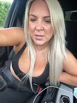 Bustyblondebabe32
