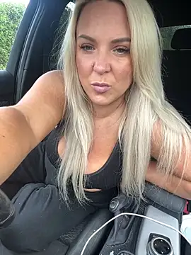 Bustyblondebabe32