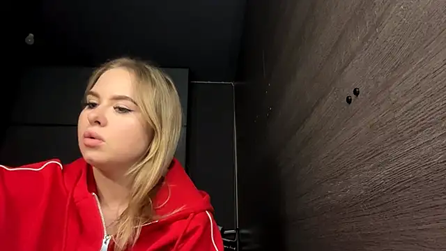 MiaLiluna webcam