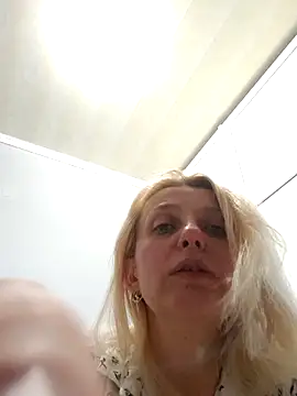 MiaLove183 webcam