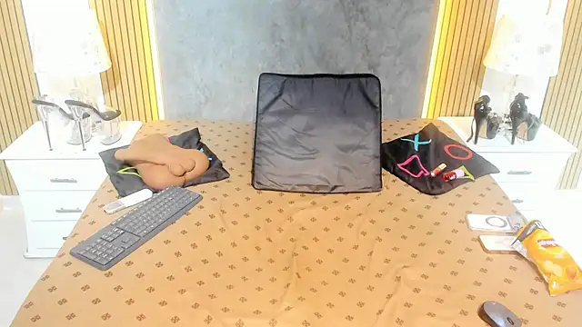 NahomyOwen webcam
