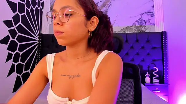 CarolineFyre webcam