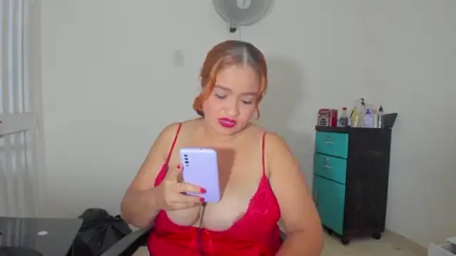 HUGEBOOBS_MILF webcam
