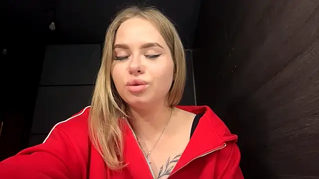MiaLiluna webcam