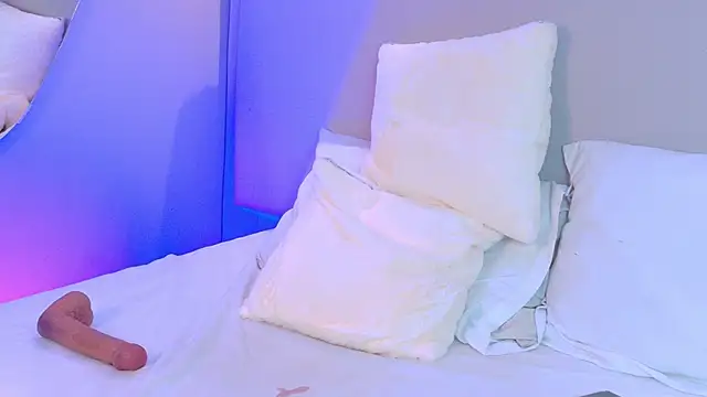 NaomiKlarc webcam