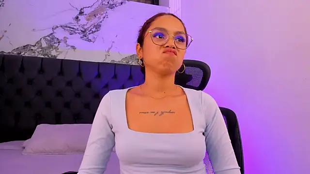 CarolineFyre webcam