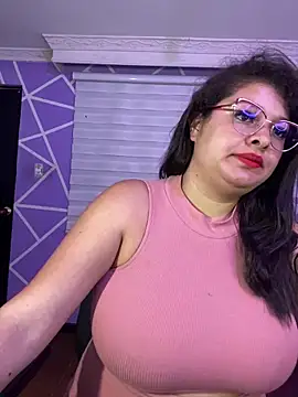 MiiaaJoness webcam