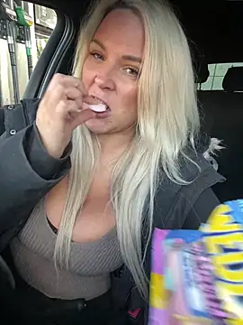 Bustyblondebabe32 webcam
