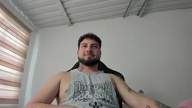 AaronHardi webcam