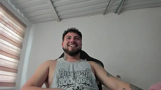 AaronHardi webcam
