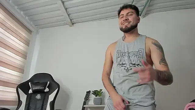 AaronHardi webcam