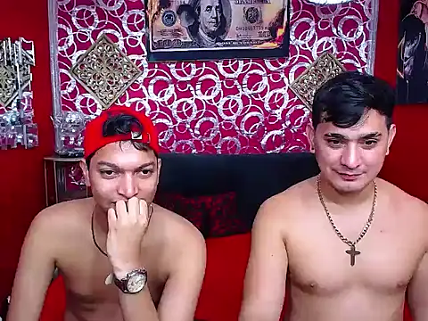 COUPLEFRIENDBAREBACK webcam