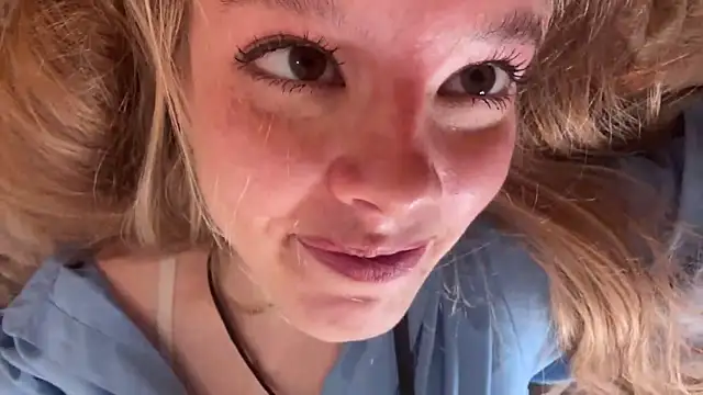 Catrinee Live Webcam on Stripchat