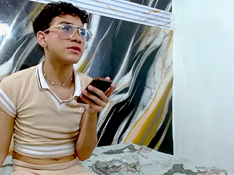 LAYAN_FEMBOY webcam