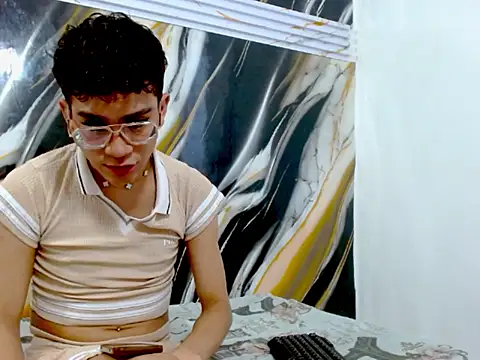 LAYAN_FEMBOY webcam