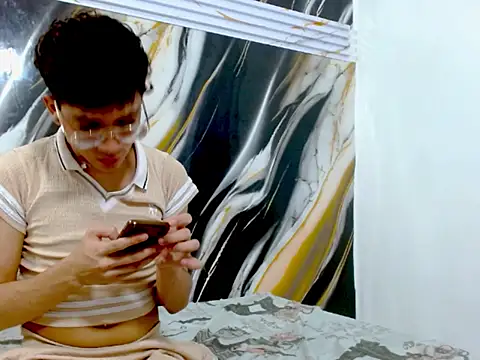 LAYAN_FEMBOY webcam