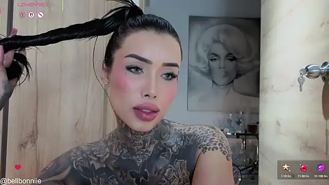 Model: belllbonniie