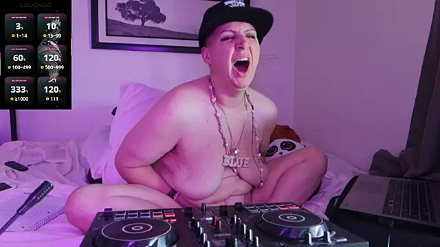 BellaBlueBBW webcam