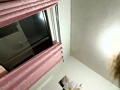 Irresistible24 webcam