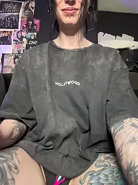 MissMidnightUK webcam