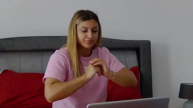 NicolePlay webcam