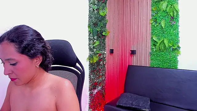 Naughty_GilrW webcam