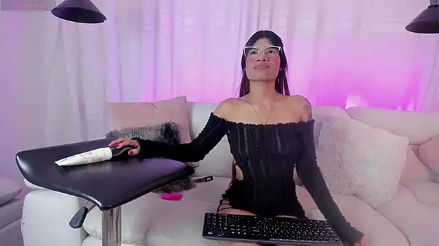 MonikEbon33 webcam