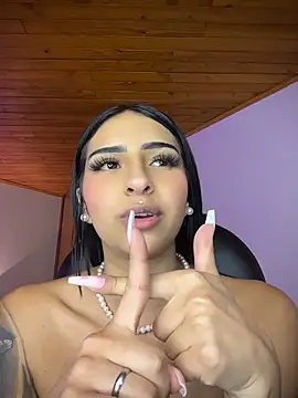 Hilary_pinkk webcam