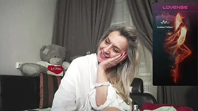 Alessandra92 - blonde  cam model