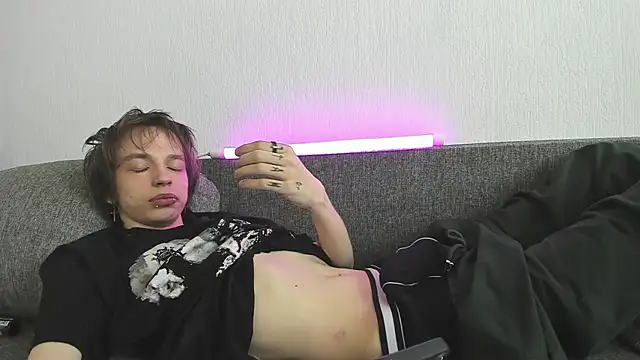 nolan_sagee (M twink) - show dick up close