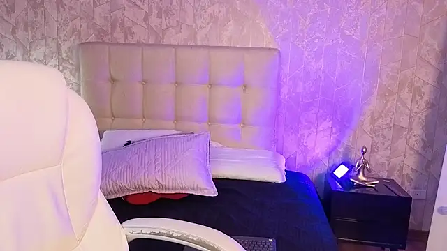 cute_hollywood webcam