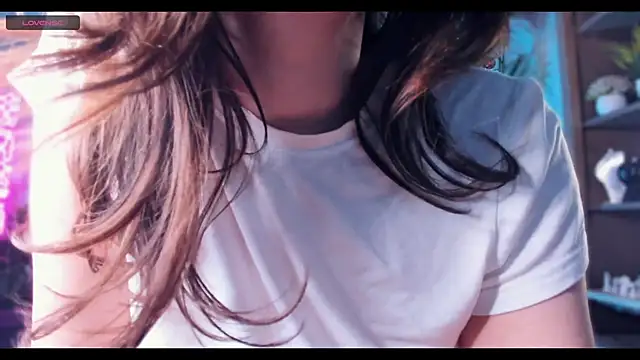 melissatetris (F young) - Lift up top and pinch nipples close up